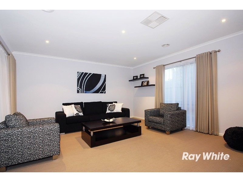 2 Dunferline Crescent, Cranbourne VIC 3977