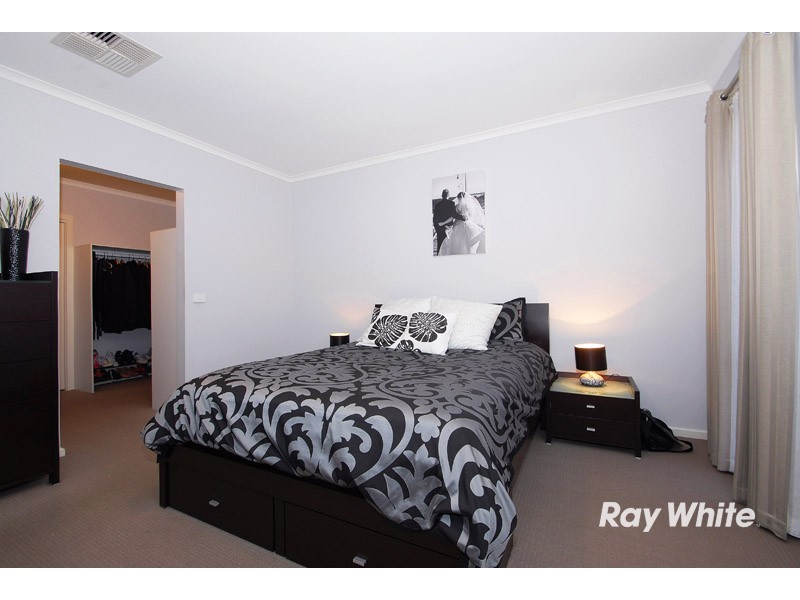 2 Dunferline Crescent, Cranbourne VIC 3977