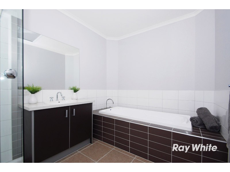 2 Dunferline Crescent, Cranbourne VIC 3977