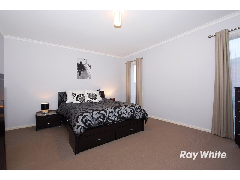 2 Dunferline Crescent, Cranbourne VIC 3977