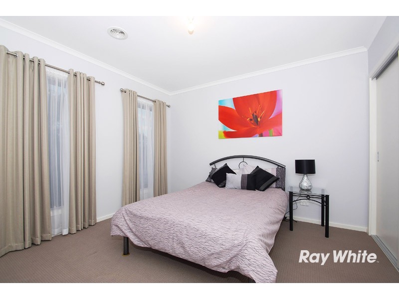 2 Dunferline Crescent, Cranbourne VIC 3977