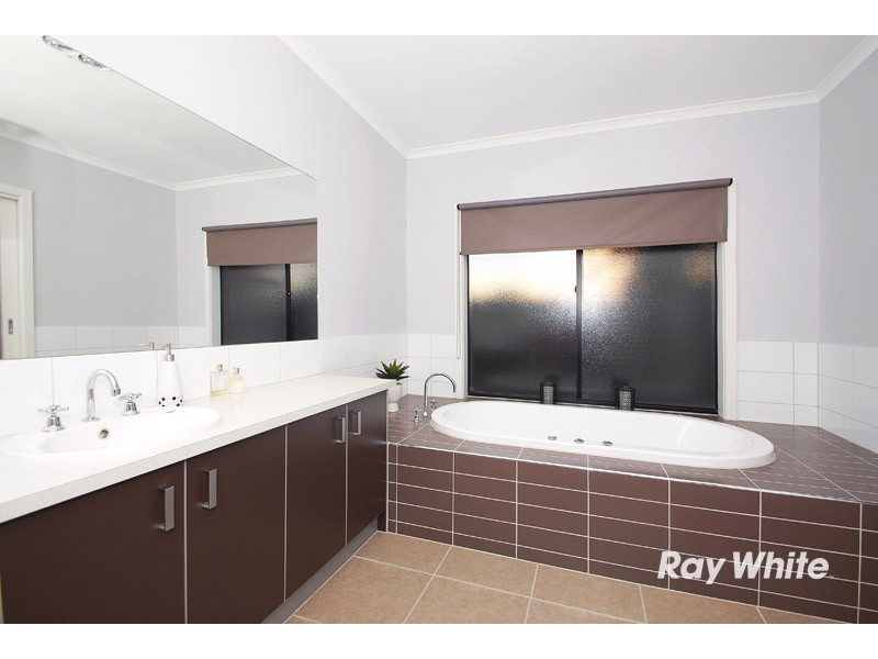2 Dunferline Crescent, Cranbourne VIC 3977