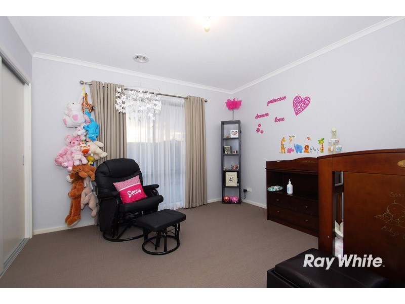 2 Dunferline Crescent, Cranbourne VIC 3977