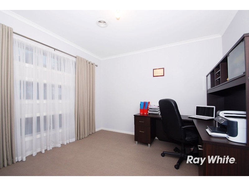 2 Dunferline Crescent, Cranbourne VIC 3977