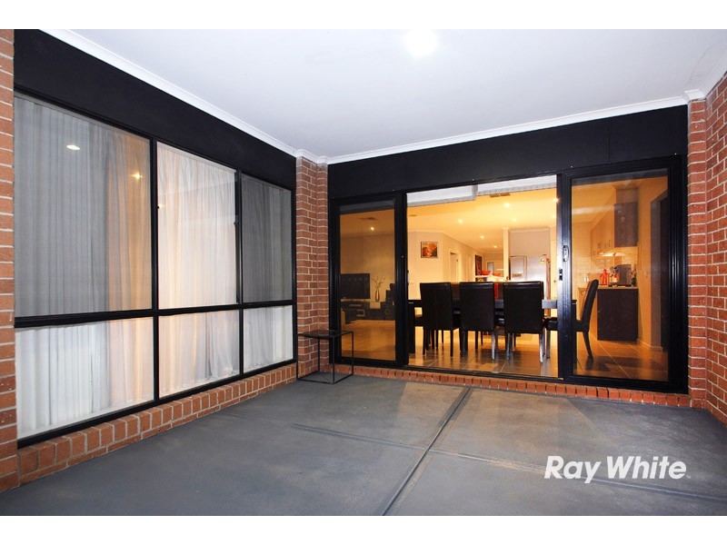 2 Dunferline Crescent, Cranbourne VIC 3977