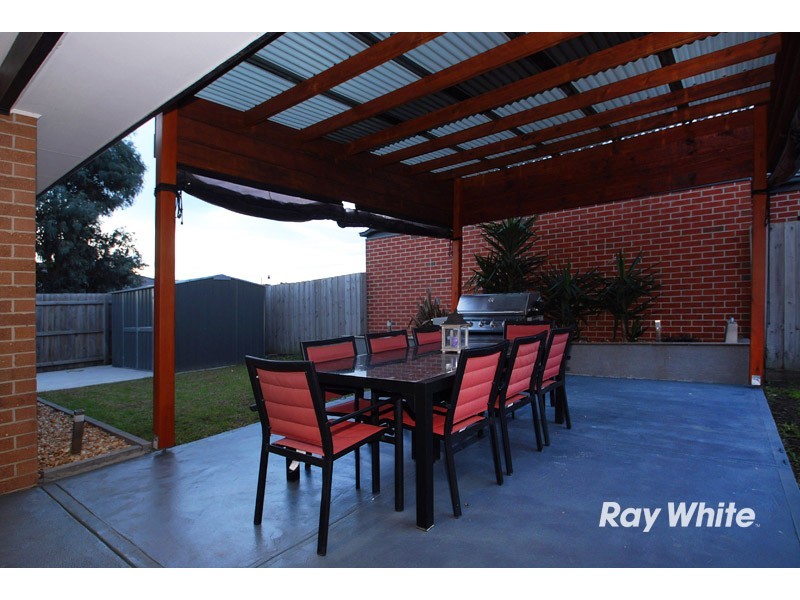 2 Dunferline Crescent, Cranbourne VIC 3977