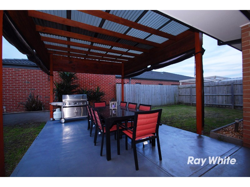 2 Dunferline Crescent, Cranbourne VIC 3977