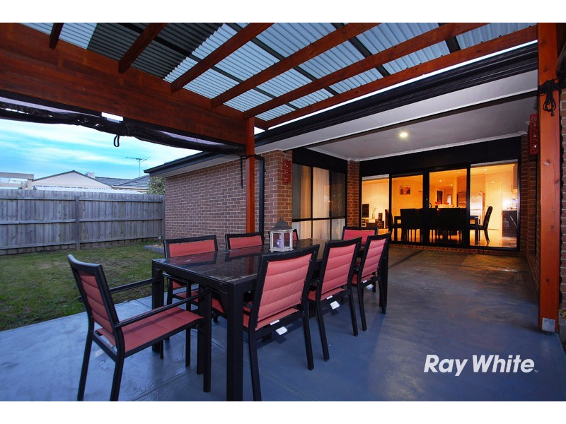 2 Dunferline Crescent, Cranbourne VIC 3977