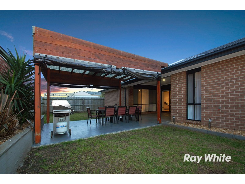 2 Dunferline Crescent, Cranbourne VIC 3977