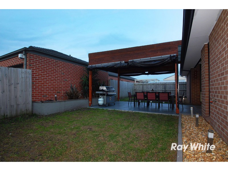 2 Dunferline Crescent, Cranbourne VIC 3977