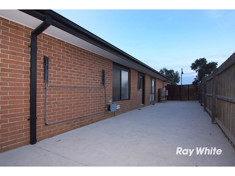 2 Dunferline Crescent, Cranbourne VIC 3977