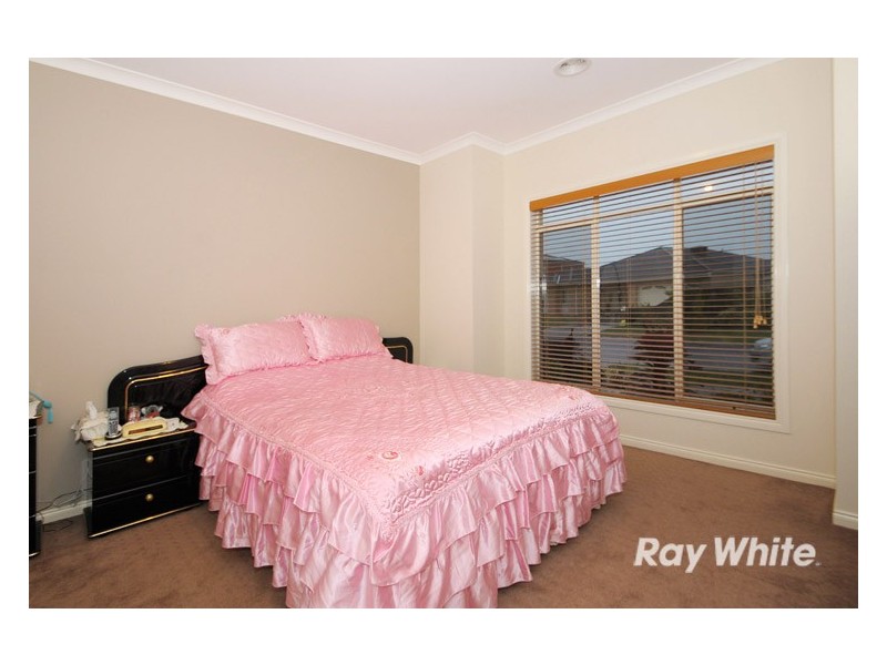 16 Aisbett Close, Lynbrook VIC 3975