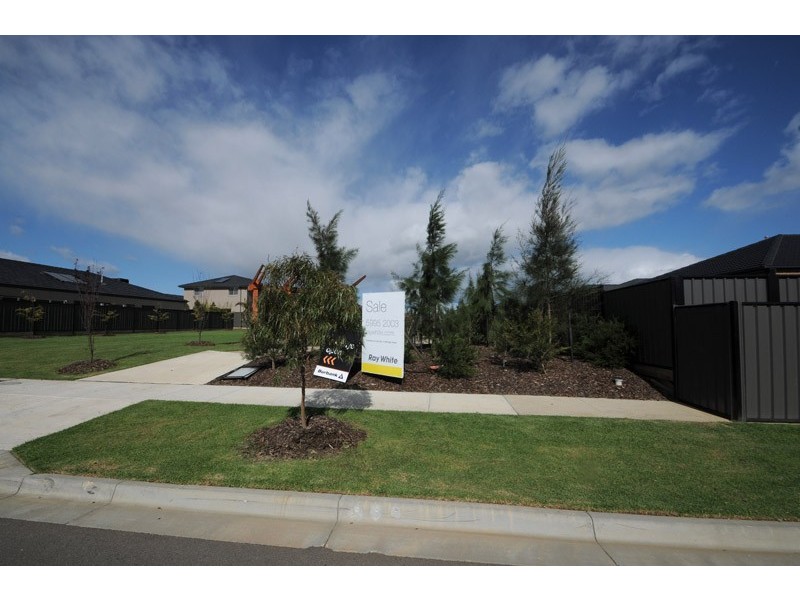 4 Holsteiner Terrace, Clyde North VIC 3978