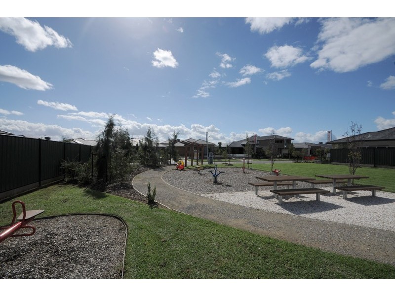 4 Holsteiner Terrace, Clyde North VIC 3978