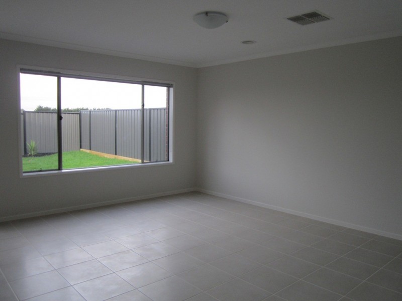 11 Buckskin Drive, Clyde North VIC 3978