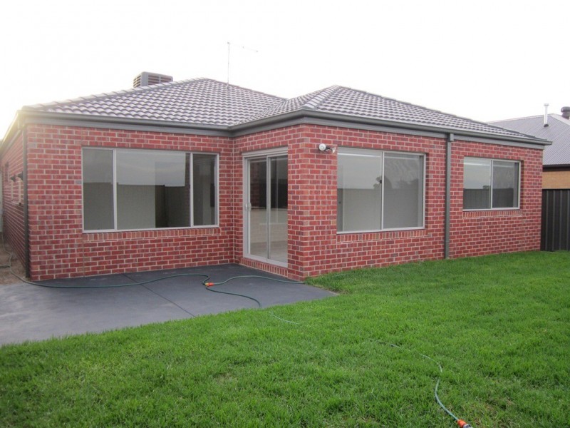 11 Buckskin Drive, Clyde North VIC 3978