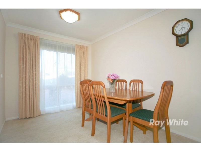 8 Roebourne Mews, Cranbourne East VIC 3977