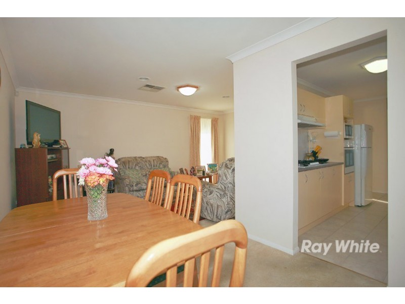 8 Roebourne Mews, Cranbourne East VIC 3977