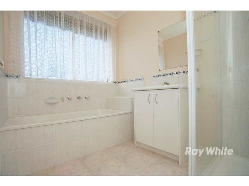 8 Roebourne Mews, Cranbourne East VIC 3977