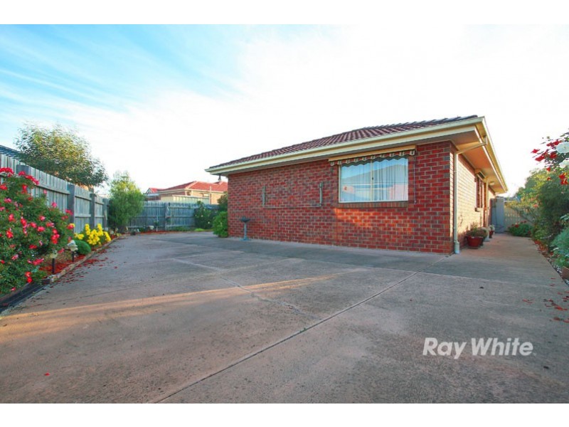 8 Roebourne Mews, Cranbourne East VIC 3977