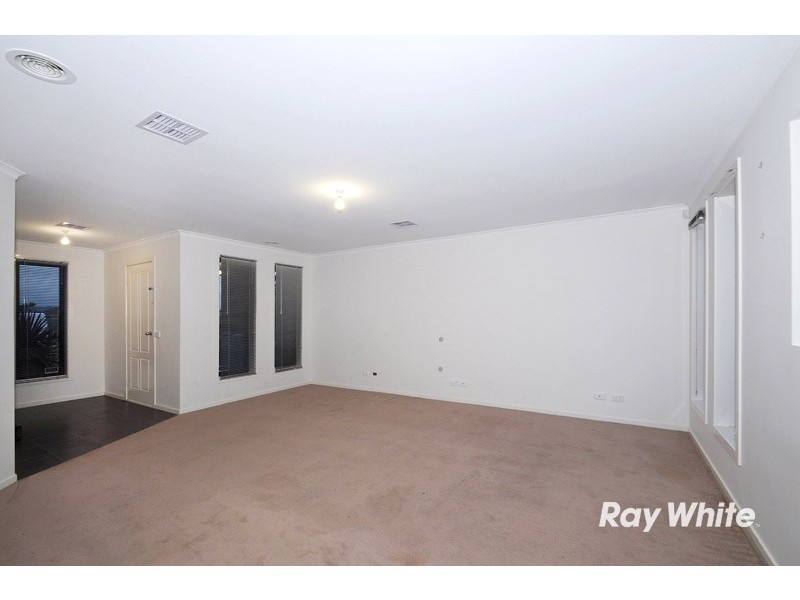 71 Calais Circuit, Cranbourne West VIC 3977