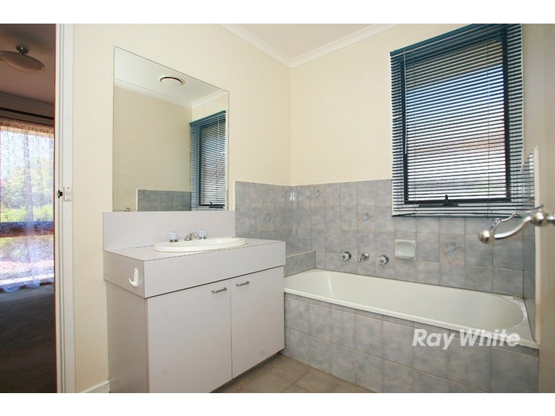 3 Walnut Court, Cranbourne North VIC 3977