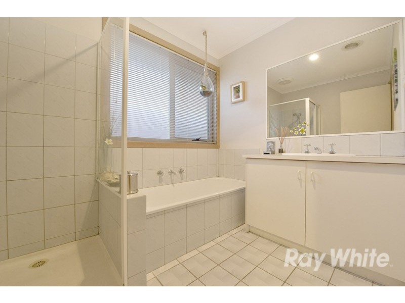 144 Lawless Drive, Cranbourne North VIC 3977