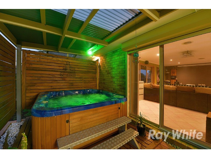 144 Lawless Drive, Cranbourne North VIC 3977