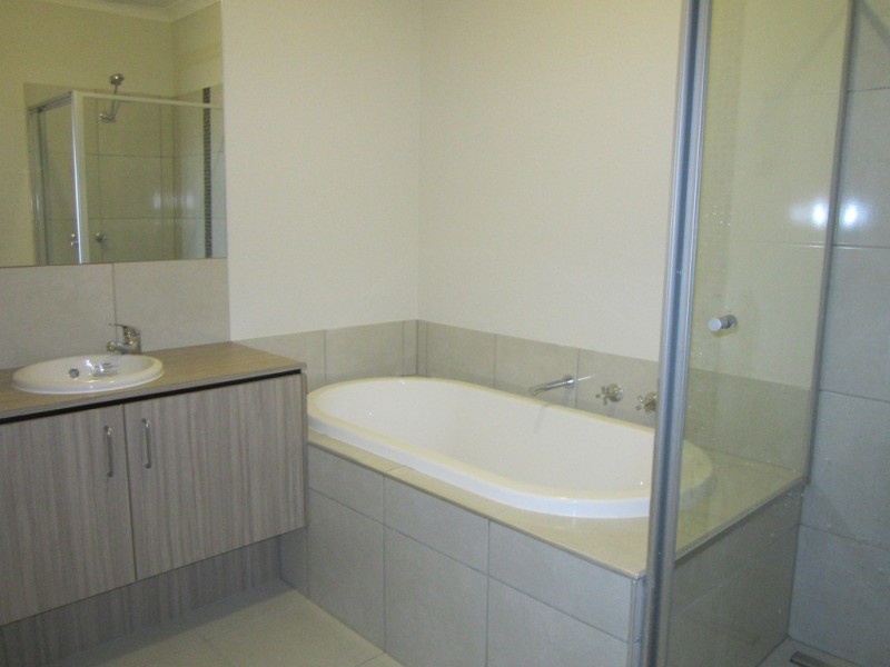 10 Jutland Close, Clyde North VIC 3978