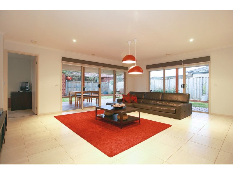 1 Reyoff Place, Lyndhurst VIC 3975