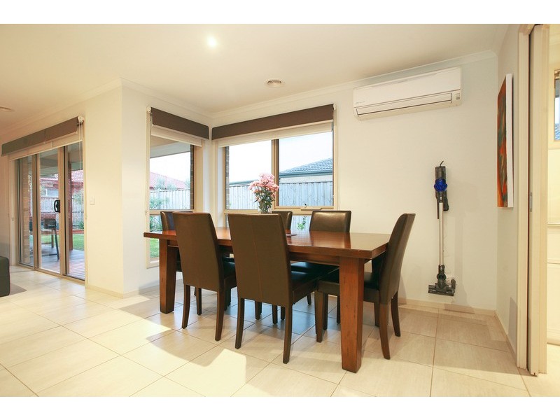 1 Reyoff Place, Lyndhurst VIC 3975