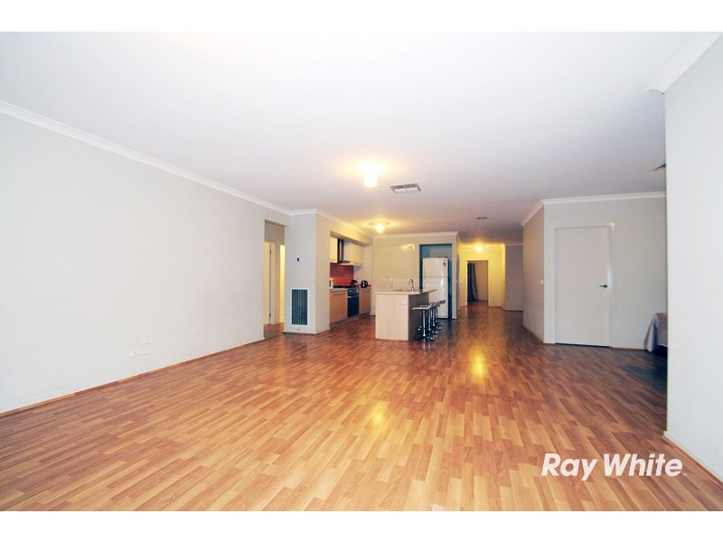 18 Parslow Crescent, Lynbrook VIC 3975