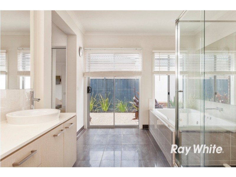 21 McCallum Drive, Cranbourne East VIC 3977