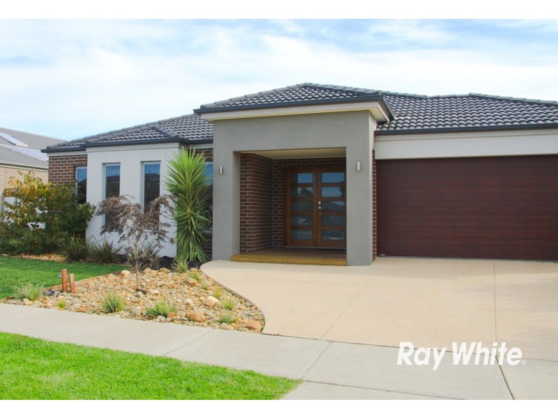 21 McCallum Drive, Cranbourne East VIC 3977