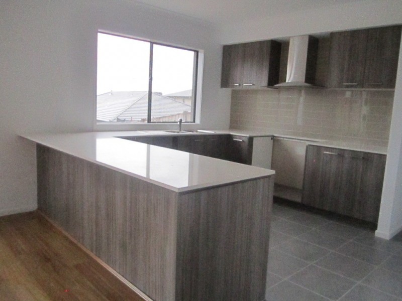 4 Knowland Grove, Cranbourne South VIC 3977