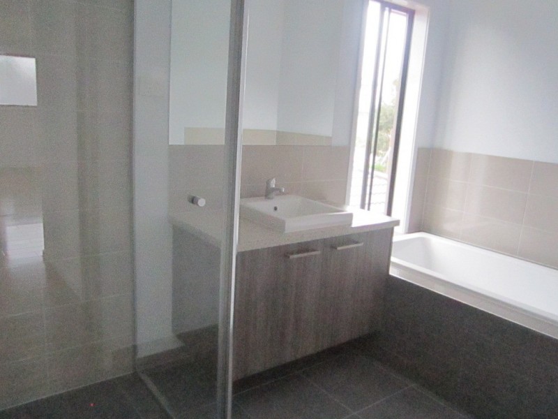 4 Knowland Grove, Cranbourne South VIC 3977