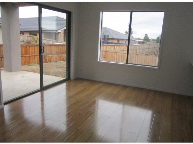 4 Knowland Grove, Cranbourne South VIC 3977