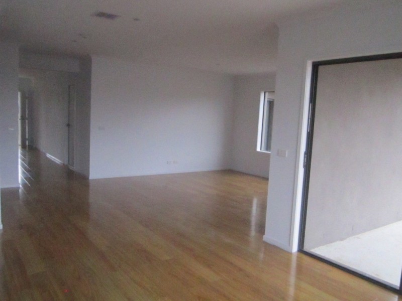 4 Knowland Grove, Cranbourne South VIC 3977