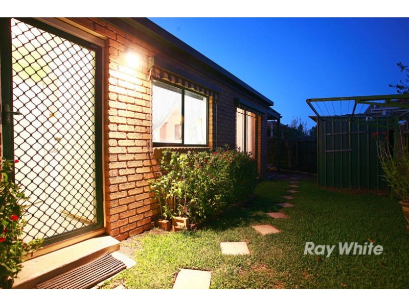 2 Kent Mews, Cranbourne North VIC 3977