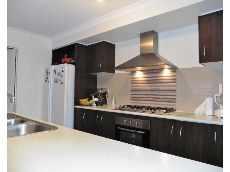 33 Bowyer Avenue, Cranbourne East VIC 3977