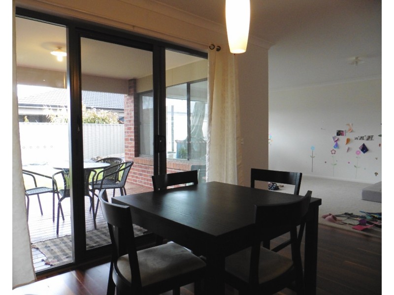 33 Bowyer Avenue, Cranbourne East VIC 3977