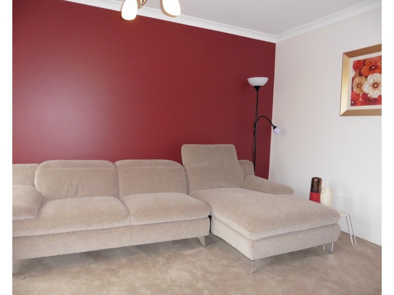 33 Bowyer Avenue, Cranbourne East VIC 3977