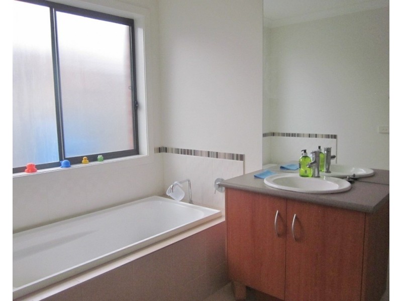 33 Bowyer Avenue, Cranbourne East VIC 3977