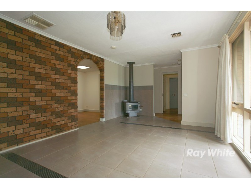 8 Thomas Crescent, Cranbourne VIC 3977