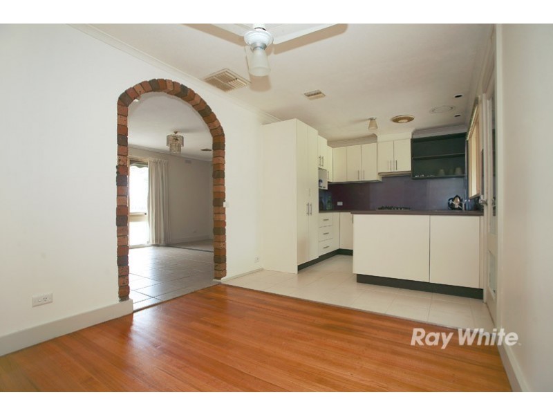 8 Thomas Crescent, Cranbourne VIC 3977