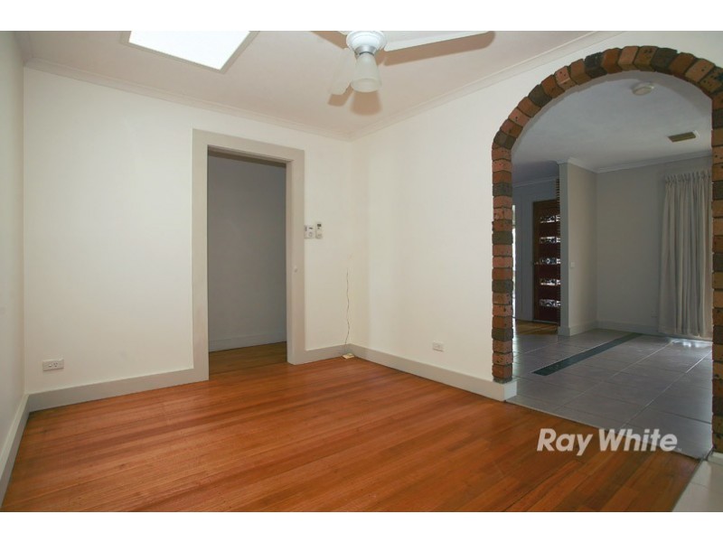 8 Thomas Crescent, Cranbourne VIC 3977