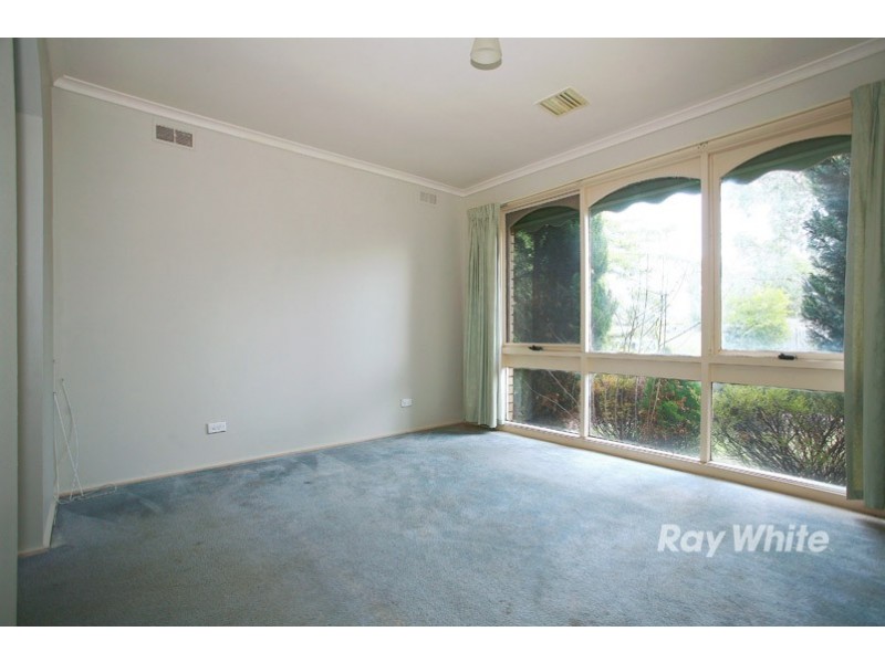 8 Thomas Crescent, Cranbourne VIC 3977