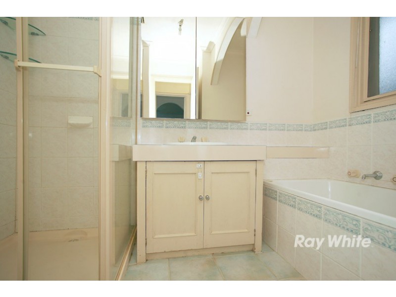 8 Thomas Crescent, Cranbourne VIC 3977