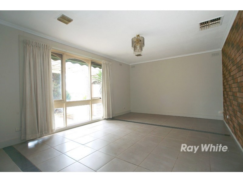 8 Thomas Crescent, Cranbourne VIC 3977