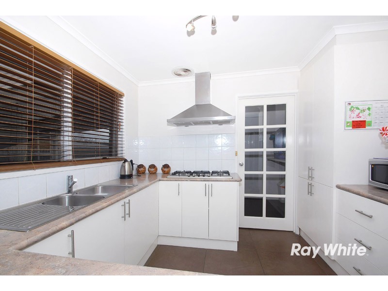 9 Lesdon Avenue, Cranbourne North VIC 3977